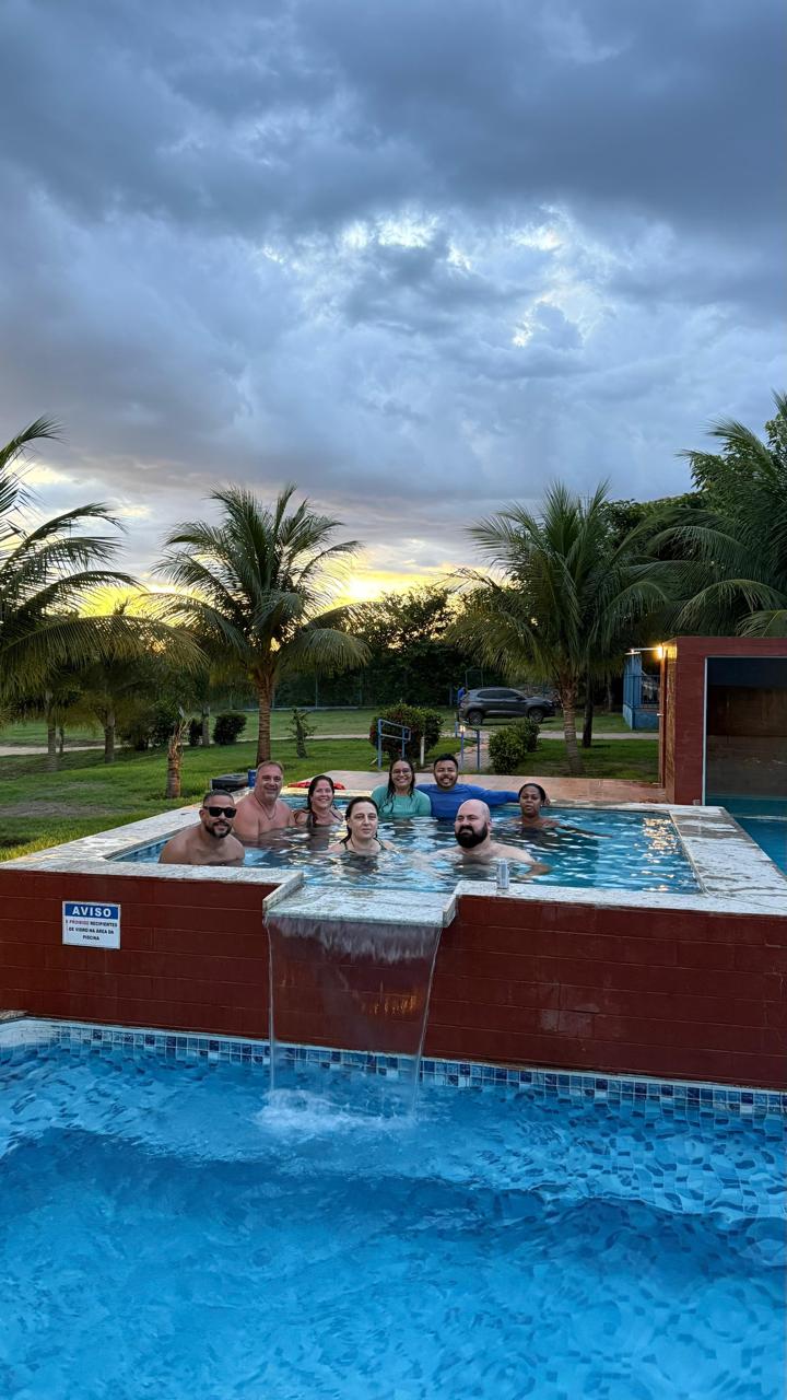 Pôr do sol na piscina após o dia de expedição