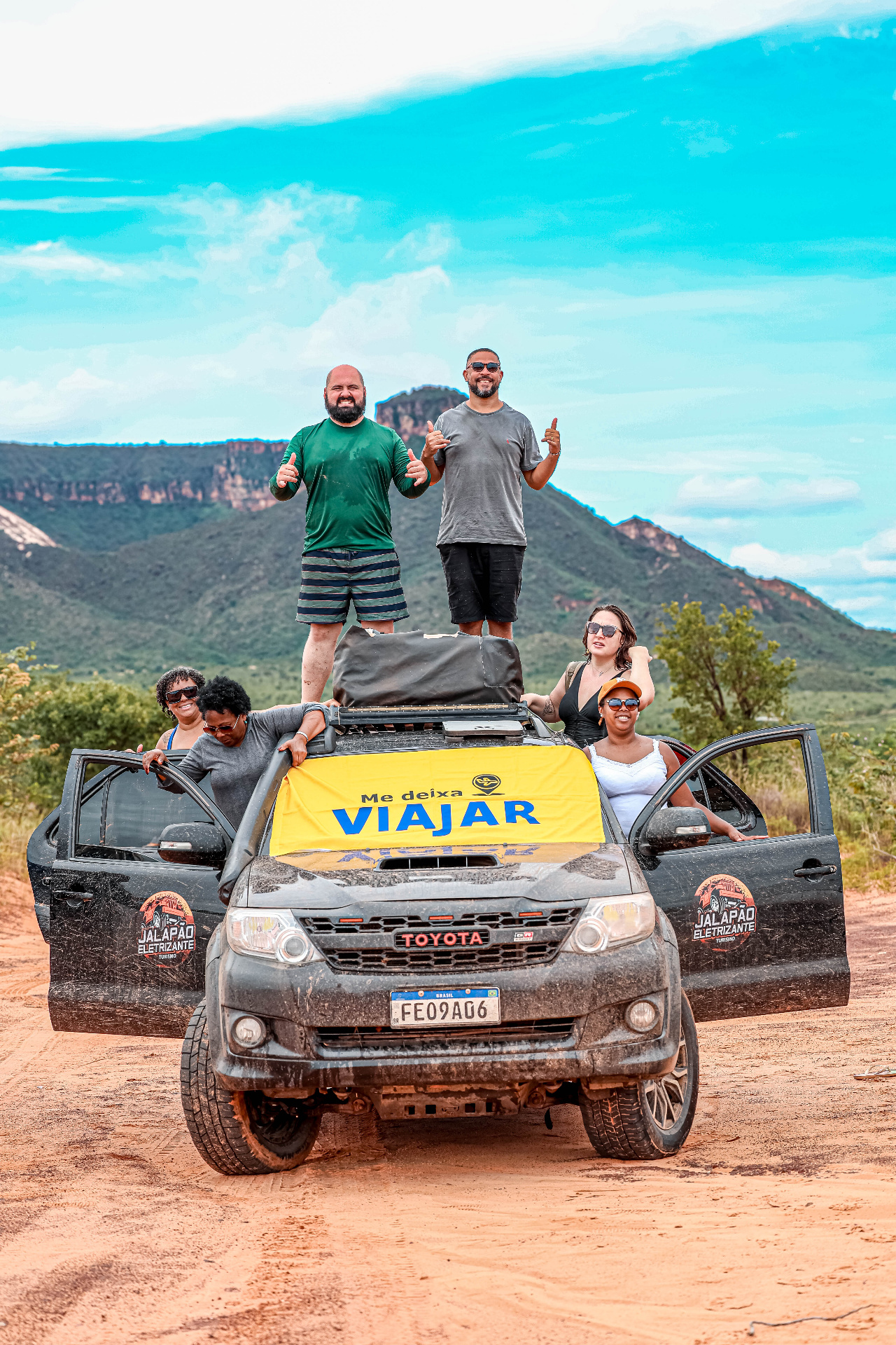 Grupo sobre a 4x4 com as serras ao fundo