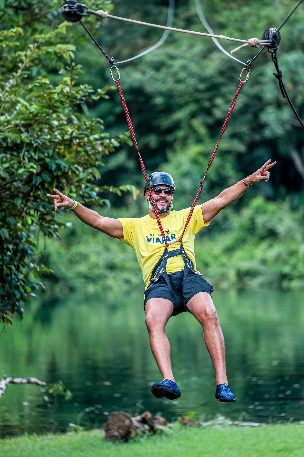 Tirolesa sobre o rio na expedição