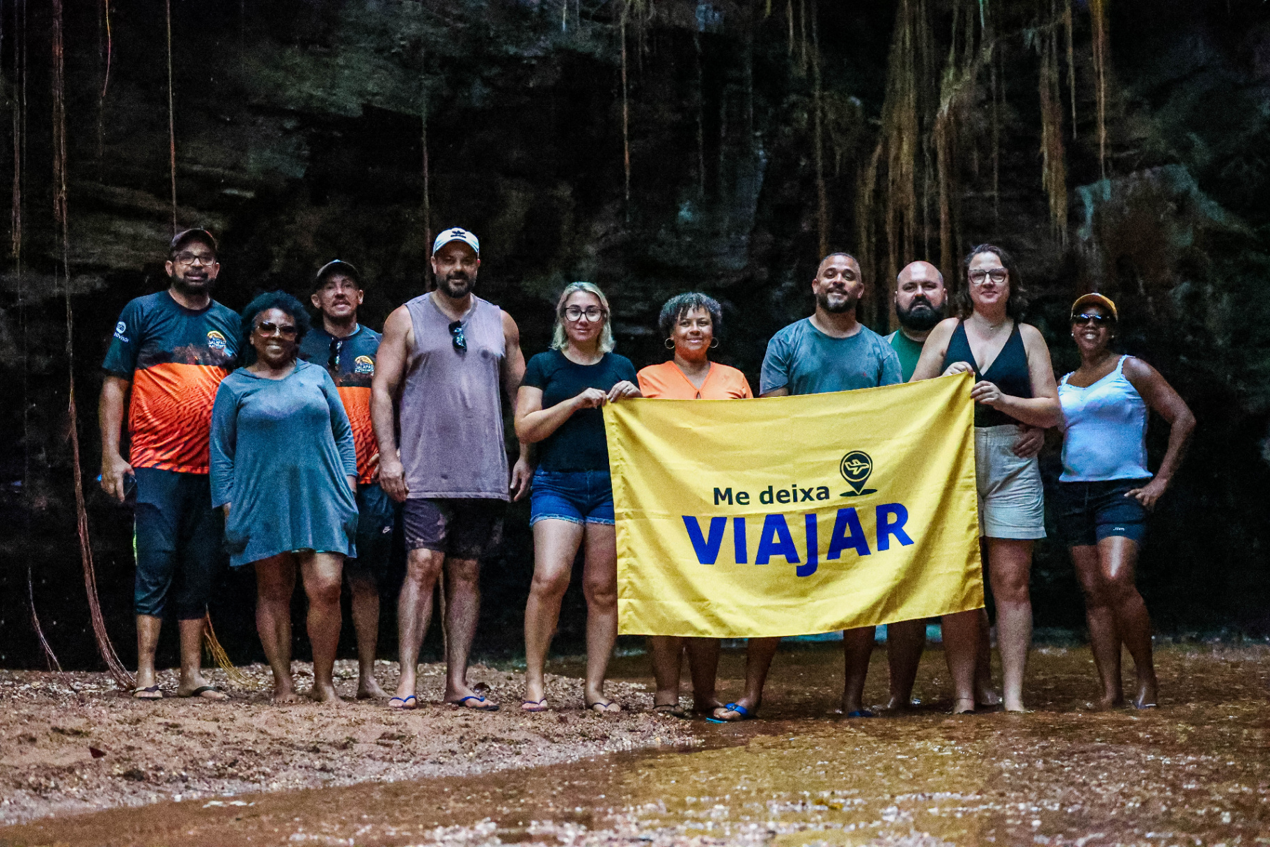 Grupo Me Deixa Viajar reunido no paredão