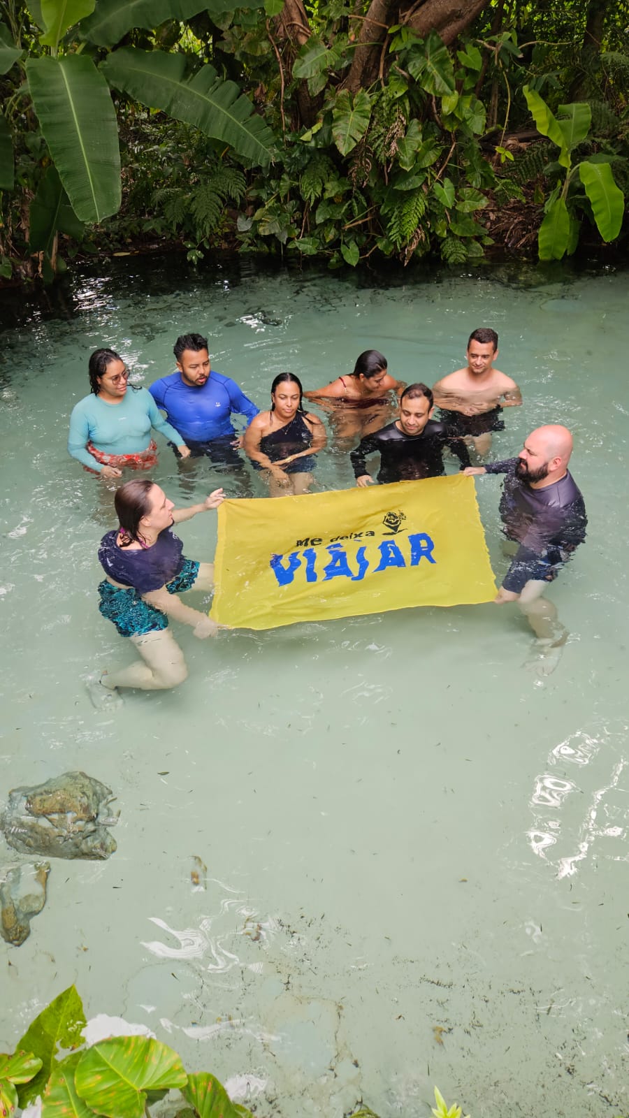 Grupo com a bandeira Me Deixa Viajar no fervedouro