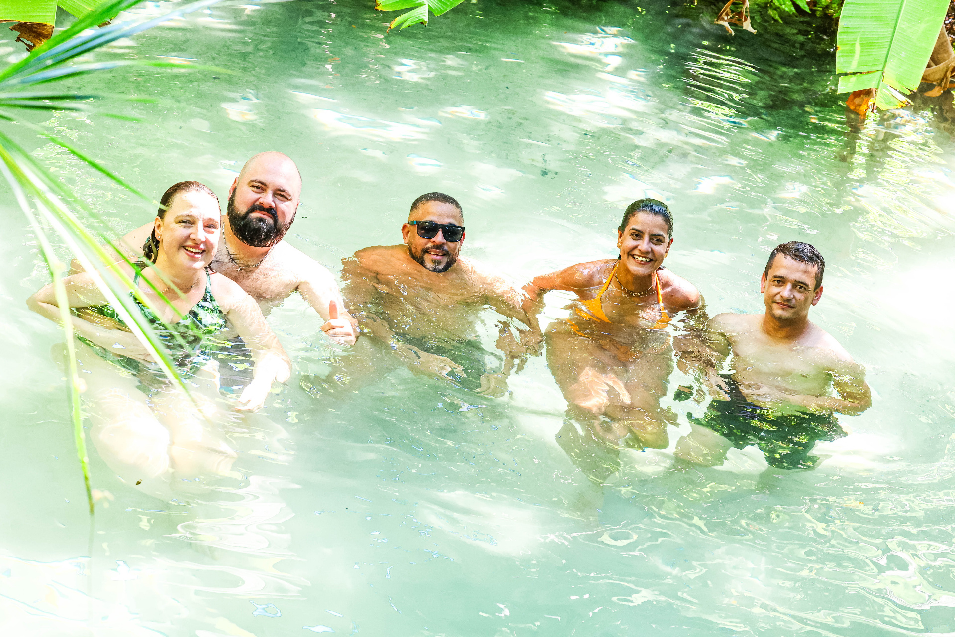 Banho em fervedouro de águas verdes